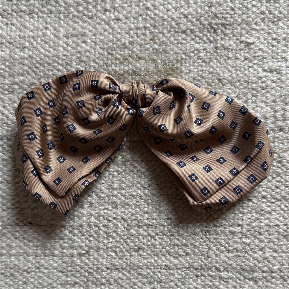 Pendragon Vintage 100% Silk Bow Brooch - Light brown, navy, red
